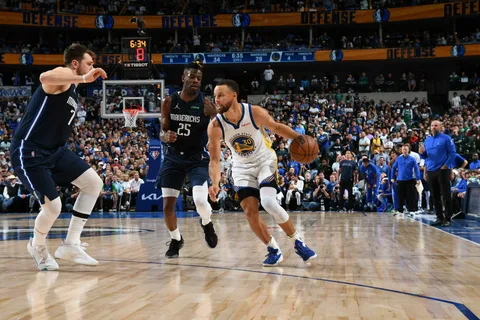 Stephen Curry scores 33 points against Houston Rockets