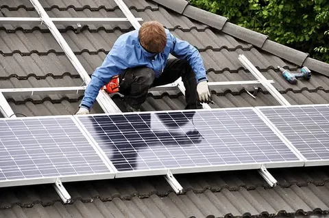 Närkes Elektriska team installing solar panels on a commercial building