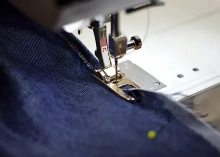 Robuste Kappnaht an blauer Jeans sichtbar von außen