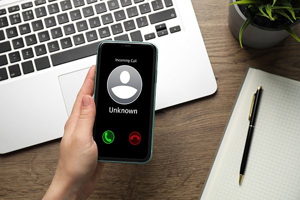 Incoming call from 03335565564 on smartphone screen