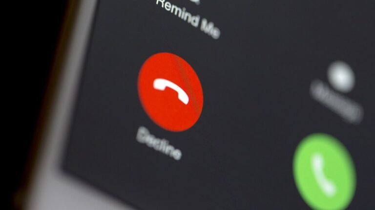 incoming call from 7874425213 displayed on phone screen