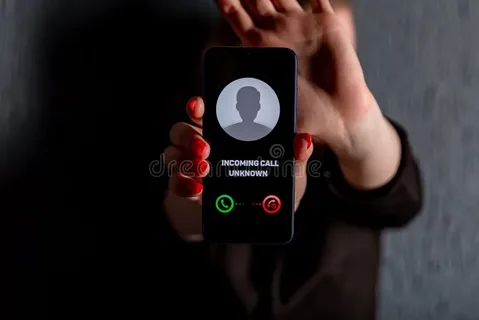 Incoming call from 02039277527 on smartphone screen