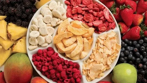 Fresh žižole and dried žižole placed on wooden surface
