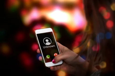 Incoming unknown call from 01617687287 on smartphone