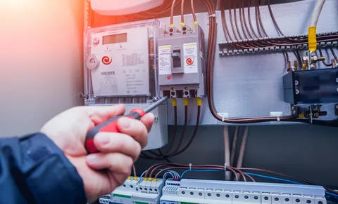 Swedish electrician from Närkes Elektriska installing fuse box